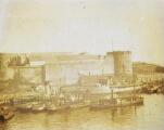 1 vue  - Brest, port militaire et château : plaque altérée. (ouvre la visionneuse)