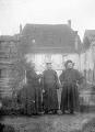 ouvrir dans la visionneuse : Photo de famille, 3 hommes d'églises (abbé Louis Tony,à droite sur la photo)