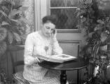 1 vue  - Portrait d\'une femme en train de lire. (ouvre la visionneuse)