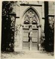 ouvrir dans la visionneuse : Colmar, église des Dominicains, XIIIe siècle, le portail d'entrée, au milieu la vierge et l'enfant.