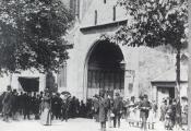 ouvrir dans la visionneuse : Portail de l'église Saint-Pierre-le-Jeune, scène de rue.