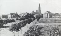 1 vue  - Place Impériale, à gauche l\'ancien couvent des franciscains, à droite le théâtre. (ouvre la visionneuse)