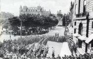 1 vue  - Place Kléber, parade militaire. (ouvre la visionneuse)