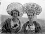 ouvrir dans la visionneuse : Fête folklorique, deux femmes en costume traditionnel.