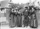 ouvrir dans la visionneuse : Oberseebach, quatre jeunes gens en tenue traditionnelle.