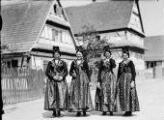 ouvrir dans la visionneuse : Oberseebach, jeunes filles en tenue traditionnelle.