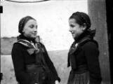 ouvrir dans la visionneuse : Oberseebach, deux jeunes filles en tenue traditionnelle.