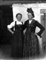 ouvrir dans la visionneuse : Oberseebach, deux jeunes filles en tenue traditionnelle.