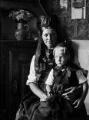 ouvrir dans la visionneuse : Oberseebach, portrait d'une femme assise avec sa fille sur les genoux.