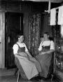 1 vue  - Oberseebach, portrait deux femmes assises dans une \'stube\'. (ouvre la visionneuse)