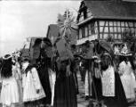 ouvrir dans la visionneuse : Geispolsheim, procession de la Fête-Dieu, cortège.
