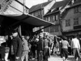 ouvrir dans la visionneuse : Obernai, marché, scène de rue.