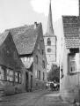 ouvrir dans la visionneuse : Mittelbergheim, charrue dans une rue et vue sur l'église.