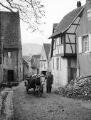 1 vue  - Mittelbergheim, un paysan et sa charrue dans une rue du village (Berggasse). (ouvre la visionneuse)