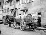 ouvrir dans la visionneuse : Dambach-la-Ville, chariot à cheval transportant deux fûts, scène de rue.