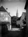 ouvrir dans la visionneuse : Husseren-les-Châteaux, rue du village avec vue sur le clocher de l'église.