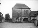 1 vue  - Lauterbourg, place de l\'église, calvaire, chapelle cimetérale Saint-Michel XVeme siècle (bâtiment disparu). (ouvre la visionneuse)