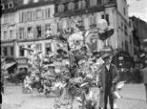 1 vue  - Strasbourg, 14 juillet (année non précisée), marchand ambulant, objets souvenirs, ballons de baudruche. (ouvre la visionneuse)