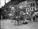 1 vue  - Strasbourg, 14 juillet (année non précisée), place Kléber, stands de marchands ambulant. (ouvre la visionneuse)