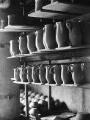 1 vue  - Soufflenheim, atelier de poterie, séchage de pots à lait. (ouvre la visionneuse)