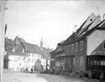 1 vue  - Altkirch, croisement de la rue Jean-Jacques Henner et de la place des Trois-rois avec la fontaine du Roggenberg. (ouvre la visionneuse)