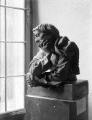 1 vue  - Strasbourg, musée de l\'Œuvre Notre Dame, buste d\'homme accoudé, sculpture de Nicolas de Leyde. (ouvre la visionneuse)