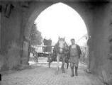 1 vue  - Ammerschwihr, passage de la Porte Haute, paysan, charrette, cheval. (ouvre la visionneuse)
