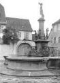 1 vue  - Ammerschwihr, fontaine près de l\'église. (ouvre la visionneuse)