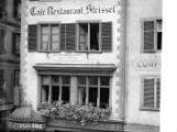 1 vue  - Strasbourg, place de la Grande Boucherie, façade du café-restaurant \'Zuem Striessel\'. (ouvre la visionneuse)