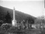 1 vue  - Neuwiller-lès-Saverne, cimetière catholique, tombe (obélisque) de Henri-Jacques-Guillaume Clarke, né le 17 octobre 1765 à Landrecies (Nord), mort le 28 octobre 1818 à Neuwiller-lès-Saverne (Bas-Rhin), officier français de la Révolution et de l\'Empire. (ouvre la visionneuse)