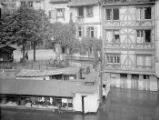 1 vue  - Strasbourg, place du Corbeau, immeubles le long de l\'Ill, bateaux-lavoirs. (ouvre la visionneuse)