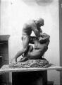 1 vue  - Strasbourg, maquette de la sculpture \'Hercule et le lion\' d\'Alfred Marzolff. (ouvre la visionneuse)