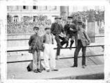 1 vue  - Strasbourg, groupe d\'écoliers sur les quais (vers 1870). (ouvre la visionneuse)