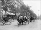 1 vue  - Paris, scène de rue, omnibus, calèche [vers 1895]. (ouvre la visionneuse)