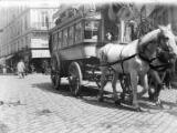 1 vue  - Paris, scène de rue, omnibus, vers 1900. (ouvre la visionneuse)