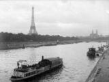 1 vue  - Paris, Tour Eiffel, palais du Trocadéro, la Seine, bateau-mouche. (ouvre la visionneuse)