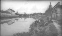 1 vue  - Baccarat, bord de Meurthe, pêcheurs à la ligne, pont de pierre. (ouvre la visionneuse)