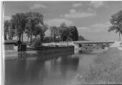 1 vue  - Commercy, pont surplombant le Canal de l\'Est. (ouvre la visionneuse)