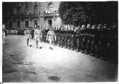 ouvrir dans la visionneuse : Le maréchal Foch, accompagné des généraux Weygand et Gouraud, passe les troupes en revue place de la République. 21 novembre 1920.