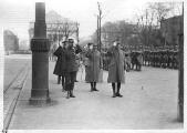 1 vue  - Le maréchal Foch, les généraux Weygand et Gouraud au garde à vous, place de la République. 21 novembre 1920. (ouvre la visionneuse)
