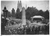 1 vue  - Monument Pasteur, devant l\'université, inauguration. 31 mai 1923. (ouvre la visionneuse)