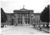 1 vue  - Monument Pasteur, devant l\'université, inauguration. 31 mai 1923. (ouvre la visionneuse)