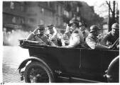 ouvrir dans la visionneuse : Entrée du général Boichut gouverneur militaire de Strasbourg, en voiture décapotable.