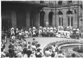 1 vue  - Réception des indiens du cirque Sarasani à l\'Hôtel de ville. 17 mai 1930. (ouvre la visionneuse)