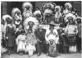 1 vue  - Réception des indiens du cirque Sarasani à l\'Hôtel de ville. 17 mai 1930. (ouvre la visionneuse)