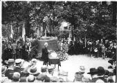 1 vue  - Monument Victor Hugo et Lamartine au jardin du Palais du Rhin, inauguration. 27 mai 1931. (ouvre la visionneuse)