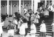 1 vue  - Procession solennelle du Très Saint-Sacrement à l\'Esplanade. 21 juillet 1935. (ouvre la visionneuse)