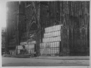 ouvrir dans la visionneuse : Cathédrale, protection de la façade. [1939].
