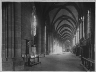 ouvrir dans la visionneuse : Cathédrale, intérieur. [1939].