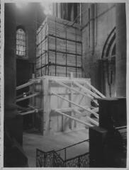 1 vue  - Cathédrale, protection autour du pilier des anges. [1939]. (ouvre la visionneuse)
